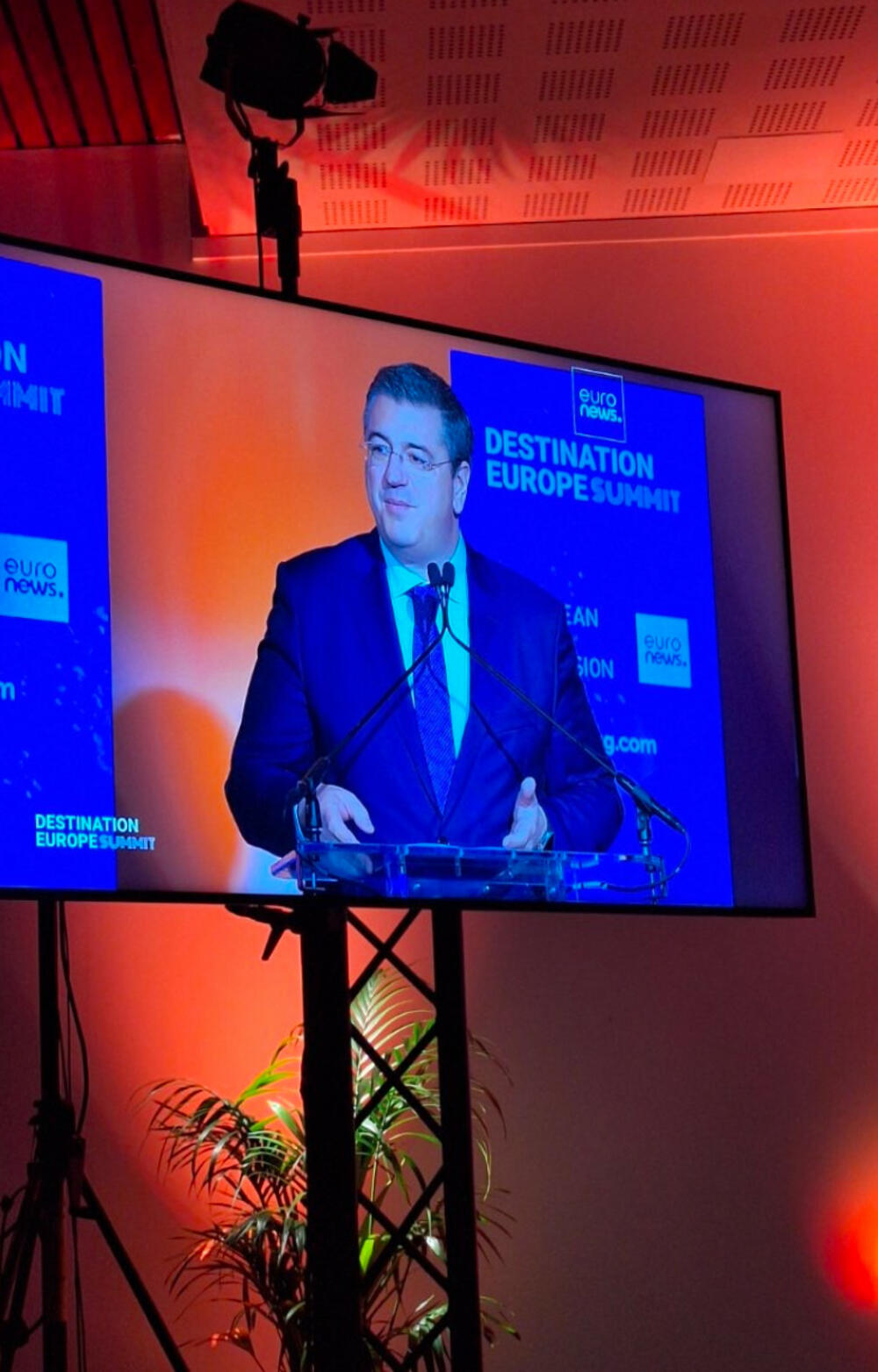 <p>Najnoviji podaci ukazuju na rekordnu potražnju za putovanjima u 2024. godini, pri čemu je zabilježeno 7,4 milijarde putnika globalno. Poseban interes primjećen je kod kineskih turista, što dodatno naglašava privlačnost Evrope, ali i izazove koji dolaze sa velikim brojem posjetilaca</p>