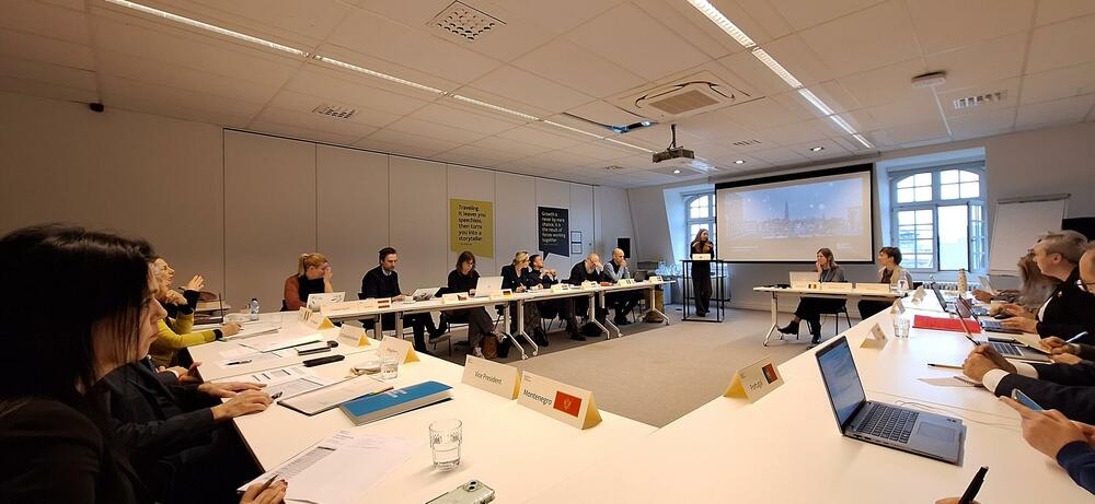 <p>Najnoviji podaci ukazuju na rekordnu potražnju za putovanjima u 2024. godini, pri čemu je zabilježeno 7,4 milijarde putnika globalno. Poseban interes primjećen je kod kineskih turista, što dodatno naglašava privlačnost Evrope, ali i izazove koji dolaze sa velikim brojem posjetilaca</p>