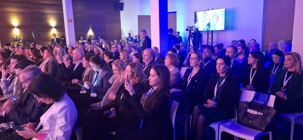 <p>Najnoviji podaci ukazuju na rekordnu potražnju za putovanjima u 2024. godini, pri čemu je zabilježeno 7,4 milijarde putnika globalno. Poseban interes primjećen je kod kineskih turista, što dodatno naglašava privlačnost Evrope, ali i izazove koji dolaze sa velikim brojem posjetilaca</p>