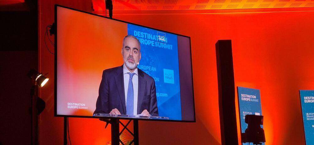 <p>Najnoviji podaci ukazuju na rekordnu potražnju za putovanjima u 2024. godini, pri čemu je zabilježeno 7,4 milijarde putnika globalno. Poseban interes primjećen je kod kineskih turista, što dodatno naglašava privlačnost Evrope, ali i izazove koji dolaze sa velikim brojem posjetilaca</p>