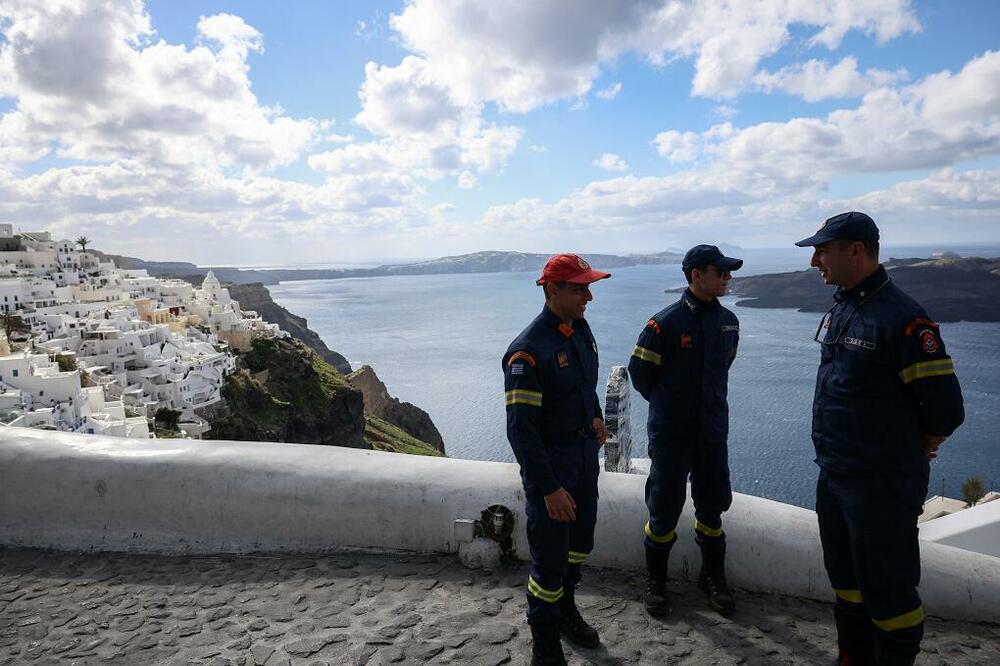 Vatrogasci na Santoriniju, Foto: REUTERS