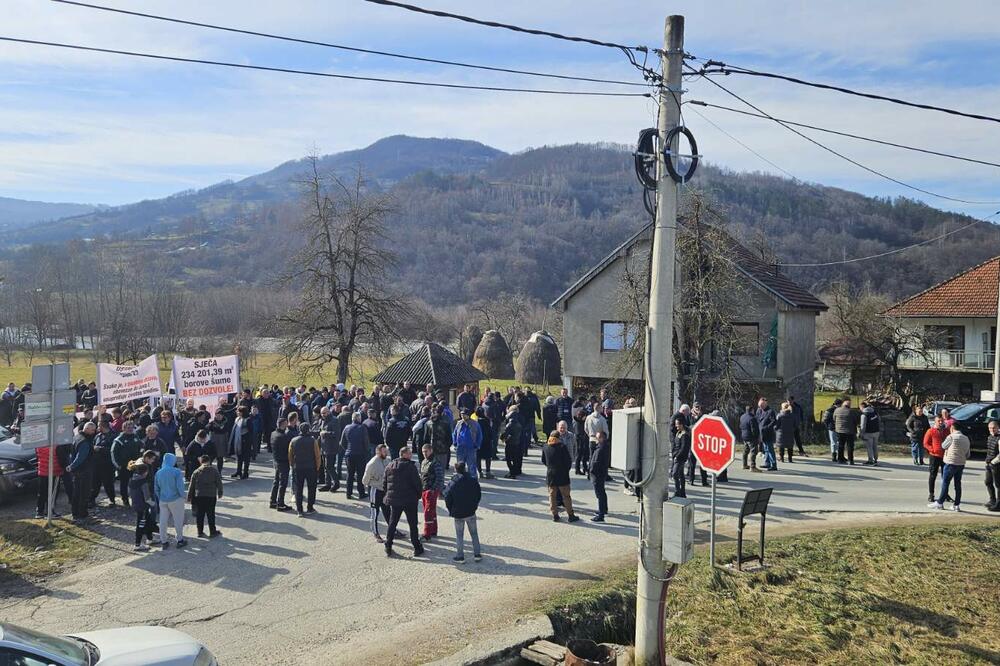 Sa ranijeg protesta mještana i blokade puta u Srđevcu, Foto: Jadranka Ćetković