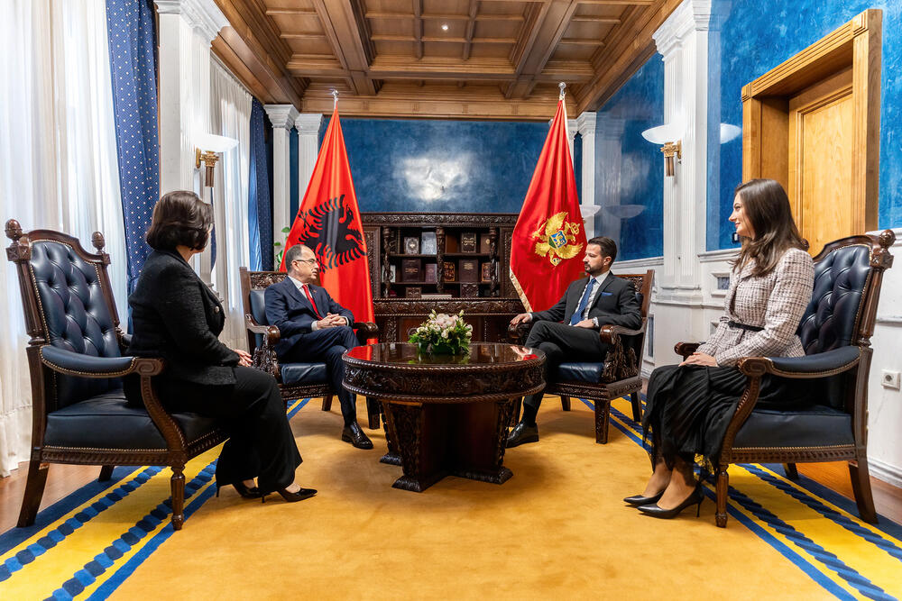 <p>Nakon upisivanja u knjigu gostiju i sastanka delegacija, dvojica predsjednika će imati izjave za javnost</p>