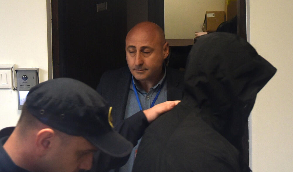 <p>Odluka o odgađanju je donijeta na zahtjev Lazovićeve odbrane, jer jedan od njegovih branilaca, Borivoje Borović, zbog odluke Advokatske komore Srbije o obustavi rada, ne može postupati</p>