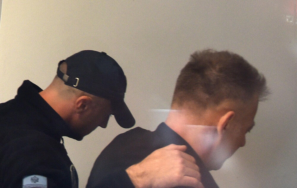 <p>Odluka o odgađanju je donijeta na zahtjev Lazovićeve odbrane, jer jedan od njegovih branilaca, Borivoje Borović, zbog odluke Advokatske komore Srbije o obustavi rada, ne može postupati</p>