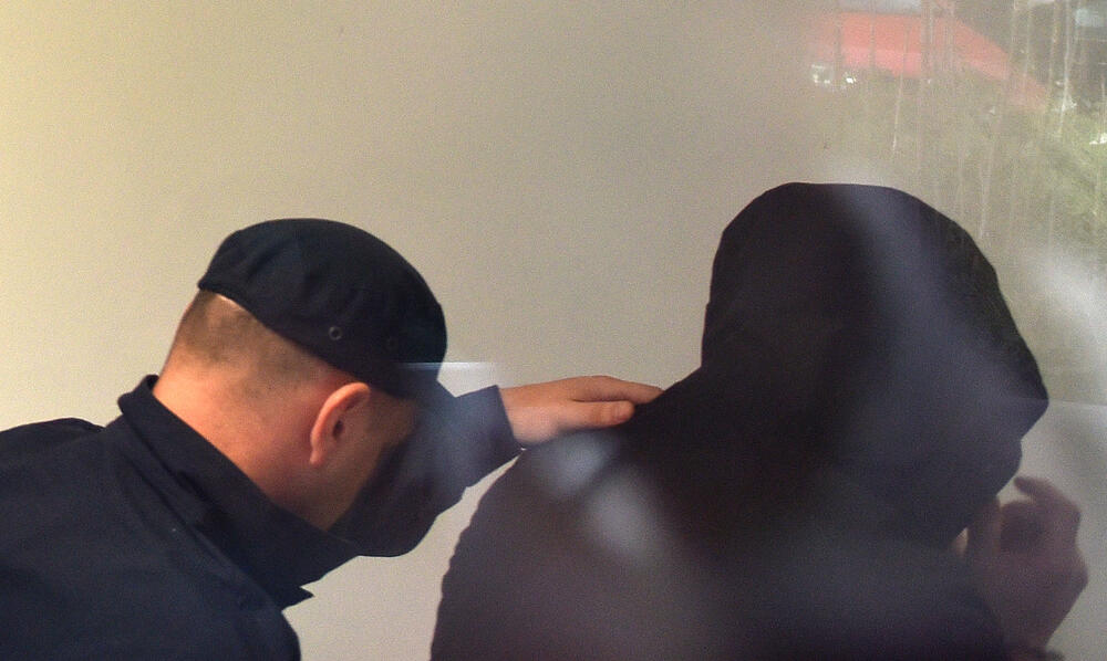 <p>Odluka o odgađanju je donijeta na zahtjev Lazovićeve odbrane, jer jedan od njegovih branilaca, Borivoje Borović, zbog odluke Advokatske komore Srbije o obustavi rada, ne može postupati</p>