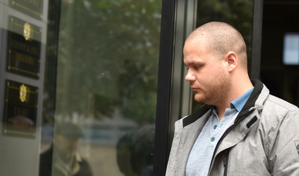 <p>Advokat Stefan Jokić, branioca optuženog Gorana Vukčevića</p>  <p>Advokat Jokić je iz Srbije, a advokati iz te države se nalaze u štrajku odlukom tamošnje Advokatske komore</p>