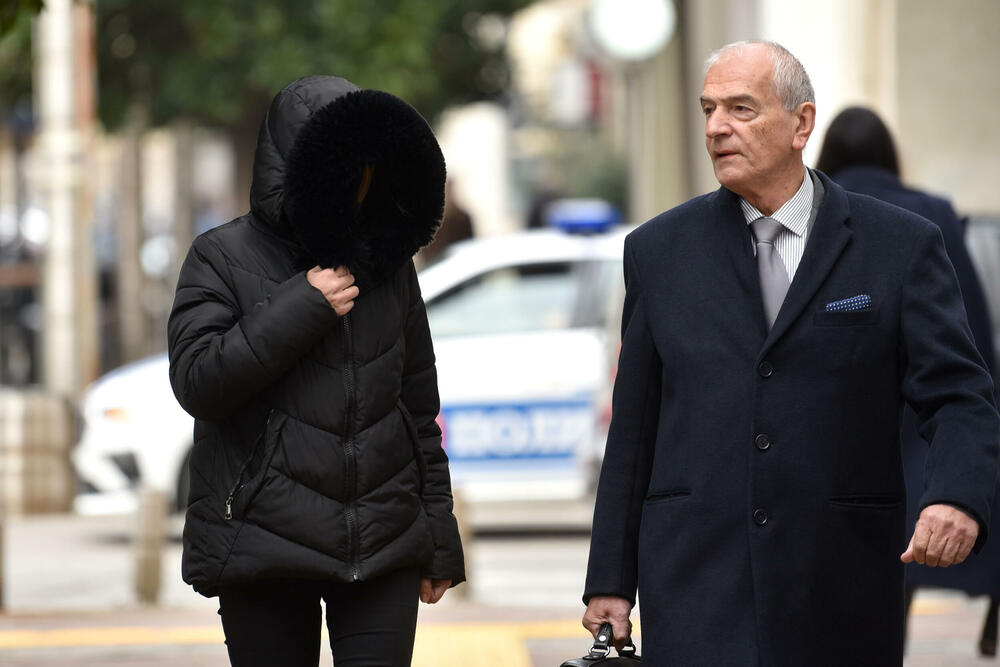 <p>Advokat Stefan Jokić, branioca optuženog Gorana Vukčevića</p>  <p>Advokat Jokić je iz Srbije, a advokati iz te države se nalaze u štrajku odlukom tamošnje Advokatske komore</p>