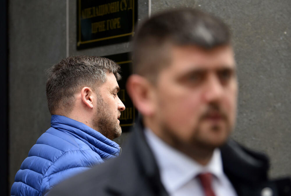 <p>Advokat Stefan Jokić, branioca optuženog Gorana Vukčevića</p>  <p>Advokat Jokić je iz Srbije, a advokati iz te države se nalaze u štrajku odlukom tamošnje Advokatske komore</p>