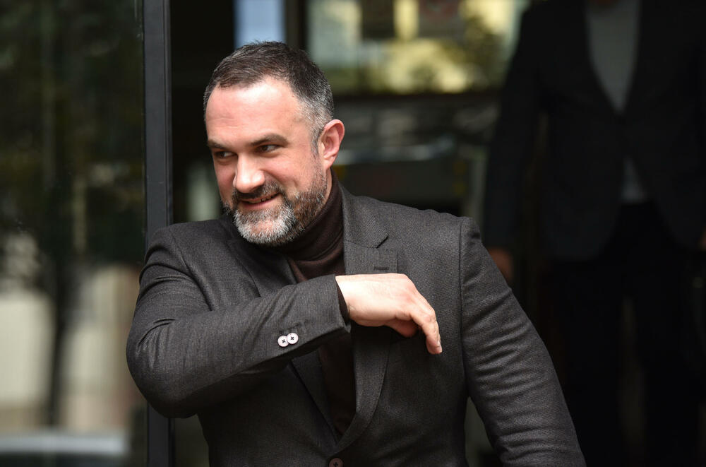 <p>Advokat Stefan Jokić, branioca optuženog Gorana Vukčevića</p>  <p>Advokat Jokić je iz Srbije, a advokati iz te države se nalaze u štrajku odlukom tamošnje Advokatske komore</p>