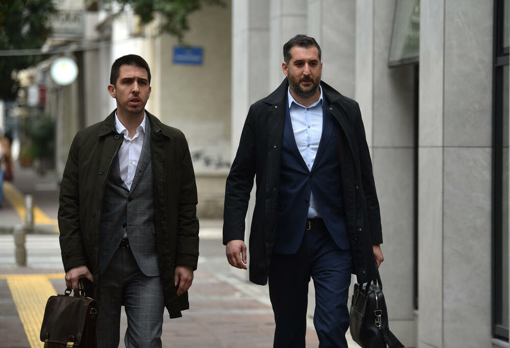 <p>Advokat Stefan Jokić, branioca optuženog Gorana Vukčevića</p>  <p>Advokat Jokić je iz Srbije, a advokati iz te države se nalaze u štrajku odlukom tamošnje Advokatske komore</p>