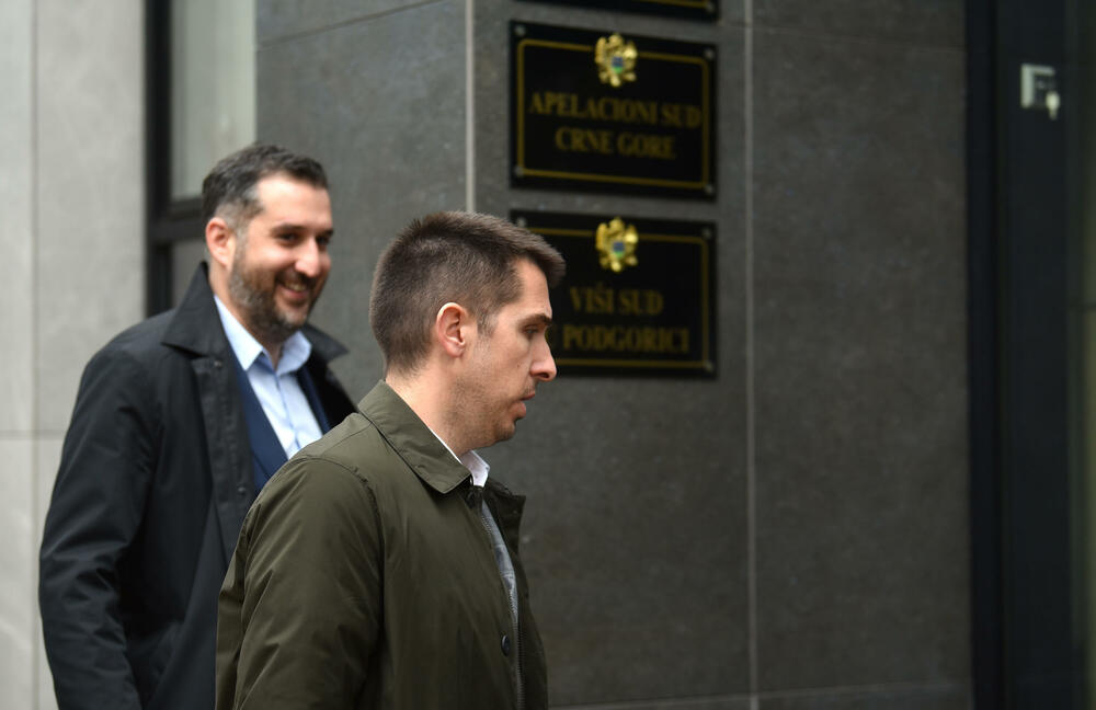 <p>Advokat Stefan Jokić, branioca optuženog Gorana Vukčevića</p>  <p>Advokat Jokić je iz Srbije, a advokati iz te države se nalaze u štrajku odlukom tamošnje Advokatske komore</p>