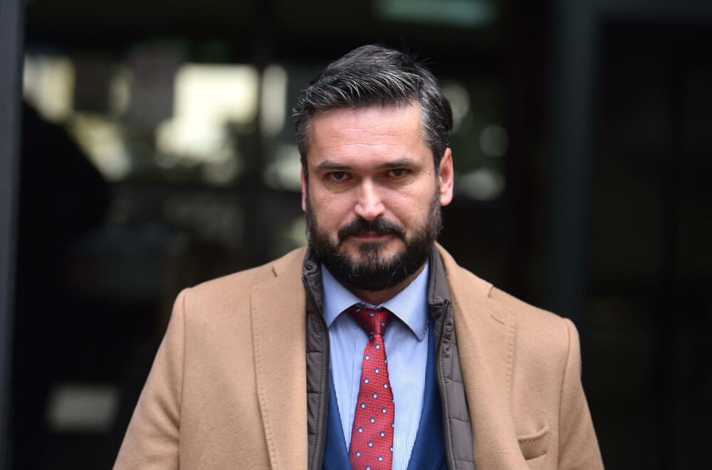 <p>Advokat Stefan Jokić, branioca optuženog Gorana Vukčevića</p>  <p>Advokat Jokić je iz Srbije, a advokati iz te države se nalaze u štrajku odlukom tamošnje Advokatske komore</p>