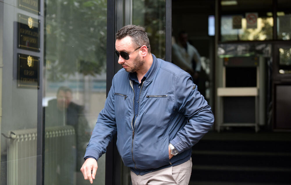 <p>Advokat Stefan Jokić, branioca optuženog Gorana Vukčevića</p>  <p>Advokat Jokić je iz Srbije, a advokati iz te države se nalaze u štrajku odlukom tamošnje Advokatske komore</p>