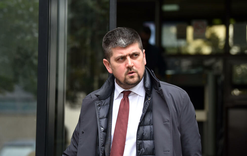 <p>Advokat Stefan Jokić, branioca optuženog Gorana Vukčevića</p>  <p>Advokat Jokić je iz Srbije, a advokati iz te države se nalaze u štrajku odlukom tamošnje Advokatske komore</p>