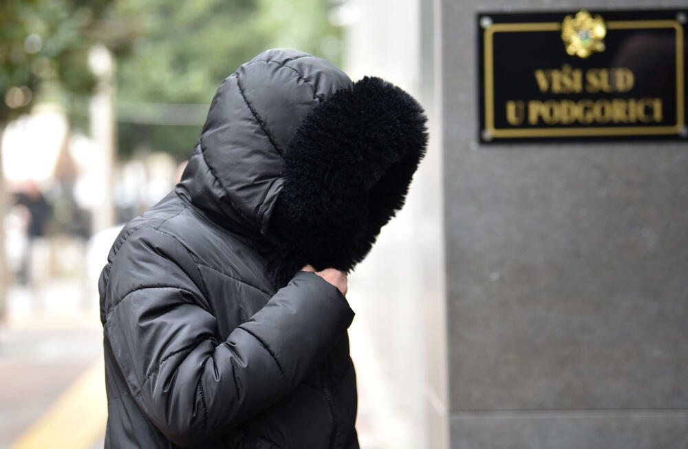 <p>Advokat Stefan Jokić, branioca optuženog Gorana Vukčevića</p>  <p>Advokat Jokić je iz Srbije, a advokati iz te države se nalaze u štrajku odlukom tamošnje Advokatske komore</p>