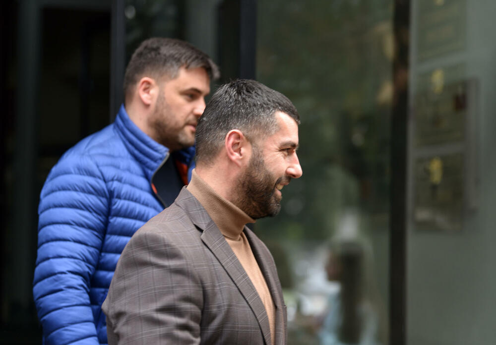 <p>Advokat Stefan Jokić, branioca optuženog Gorana Vukčevića</p>  <p>Advokat Jokić je iz Srbije, a advokati iz te države se nalaze u štrajku odlukom tamošnje Advokatske komore</p>