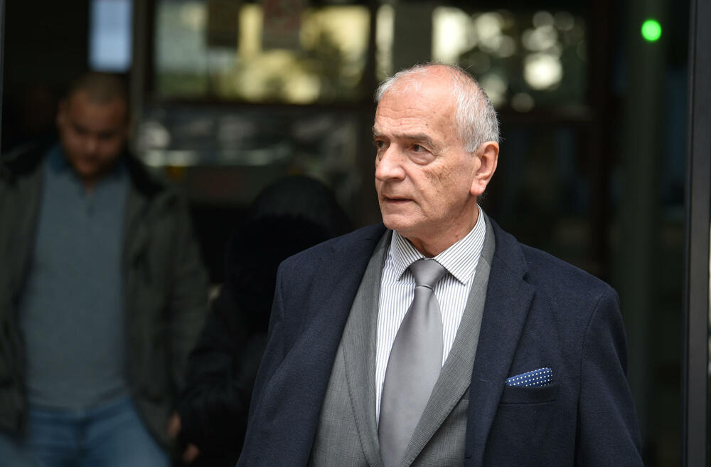 <p>Advokat Stefan Jokić, branioca optuženog Gorana Vukčevića</p>  <p>Advokat Jokić je iz Srbije, a advokati iz te države se nalaze u štrajku odlukom tamošnje Advokatske komore</p>