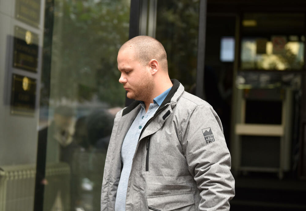 <p>Advokat Stefan Jokić, branioca optuženog Gorana Vukčevića</p>  <p>Advokat Jokić je iz Srbije, a advokati iz te države se nalaze u štrajku odlukom tamošnje Advokatske komore</p>