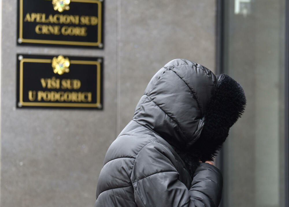 <p>Advokat Stefan Jokić, branioca optuženog Gorana Vukčevića</p>  <p>Advokat Jokić je iz Srbije, a advokati iz te države se nalaze u štrajku odlukom tamošnje Advokatske komore</p>