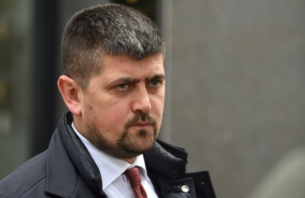 <p>Advokat Stefan Jokić, branioca optuženog Gorana Vukčevića</p>  <p>Advokat Jokić je iz Srbije, a advokati iz te države se nalaze u štrajku odlukom tamošnje Advokatske komore</p>