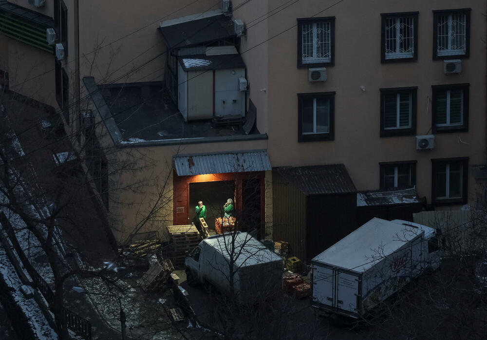 <p>Više osoba je povrijeđeno, uključujući devetogodišnju djevojčicu u okrugu Obolon, nakon što je raketa pogodila poslovnu zgradu, javila je Državna služba za hitne situacije Ukrajine</p>