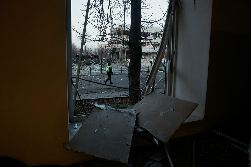 <p>Više osoba je povrijeđeno, uključujući devetogodišnju djevojčicu u okrugu Obolon, nakon što je raketa pogodila poslovnu zgradu, javila je Državna služba za hitne situacije Ukrajine</p>