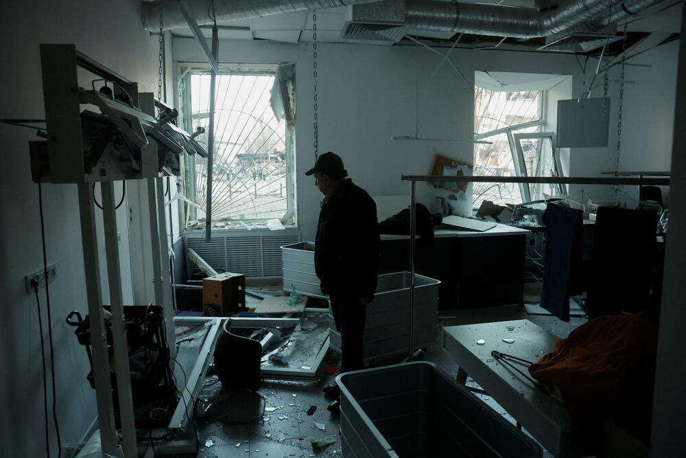 <p>Više osoba je povrijeđeno, uključujući devetogodišnju djevojčicu u okrugu Obolon, nakon što je raketa pogodila poslovnu zgradu, javila je Državna služba za hitne situacije Ukrajine</p>