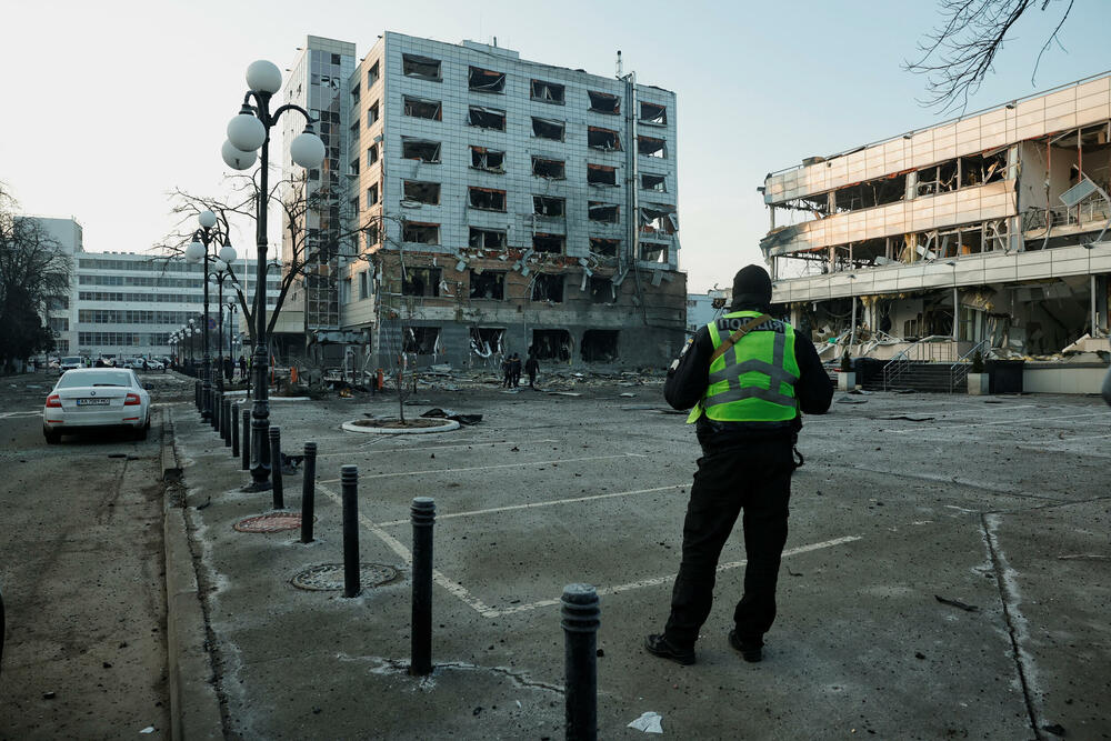 <p>Više osoba je povrijeđeno, uključujući devetogodišnju djevojčicu u okrugu Obolon, nakon što je raketa pogodila poslovnu zgradu, javila je Državna služba za hitne situacije Ukrajine</p>