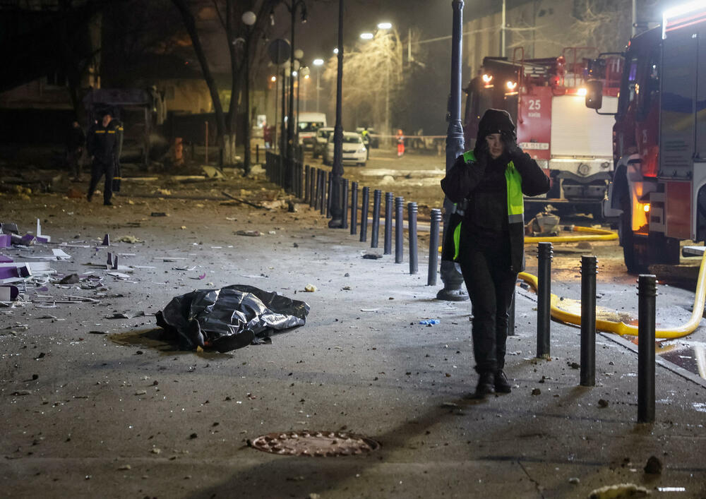 <p>Više osoba je povrijeđeno, uključujući devetogodišnju djevojčicu u okrugu Obolon, nakon što je raketa pogodila poslovnu zgradu, javila je Državna služba za hitne situacije Ukrajine</p>