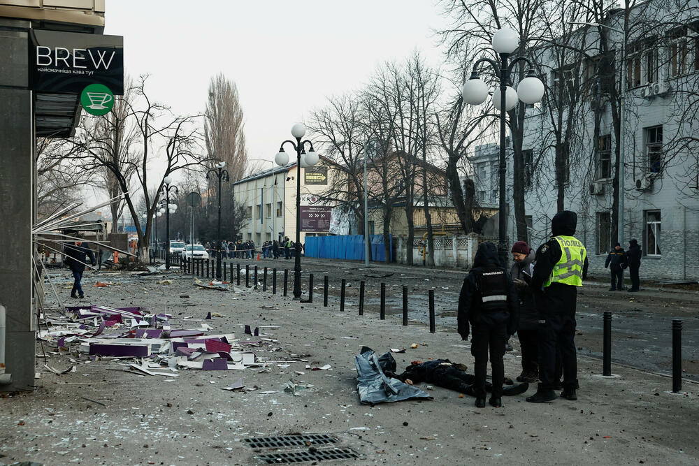 <p>Više osoba je povrijeđeno, uključujući devetogodišnju djevojčicu u okrugu Obolon, nakon što je raketa pogodila poslovnu zgradu, javila je Državna služba za hitne situacije Ukrajine</p>