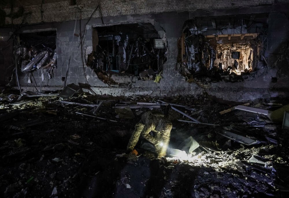 <p>Više osoba je povrijeđeno, uključujući devetogodišnju djevojčicu u okrugu Obolon, nakon što je raketa pogodila poslovnu zgradu, javila je Državna služba za hitne situacije Ukrajine</p>