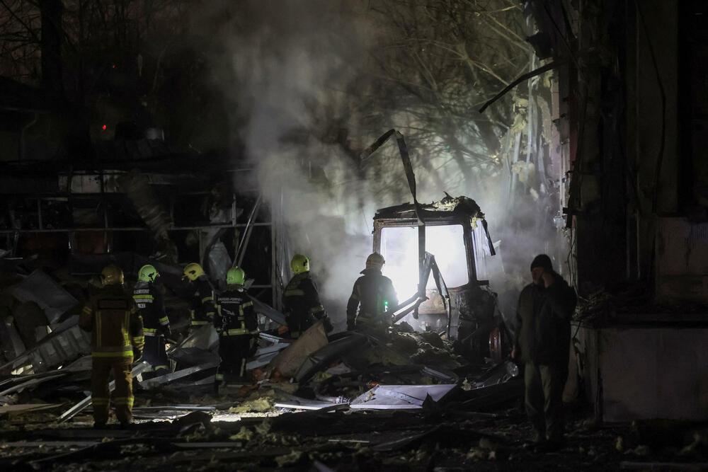 <p>Više osoba je povrijeđeno, uključujući devetogodišnju djevojčicu u okrugu Obolon, nakon što je raketa pogodila poslovnu zgradu, javila je Državna služba za hitne situacije Ukrajine</p>
