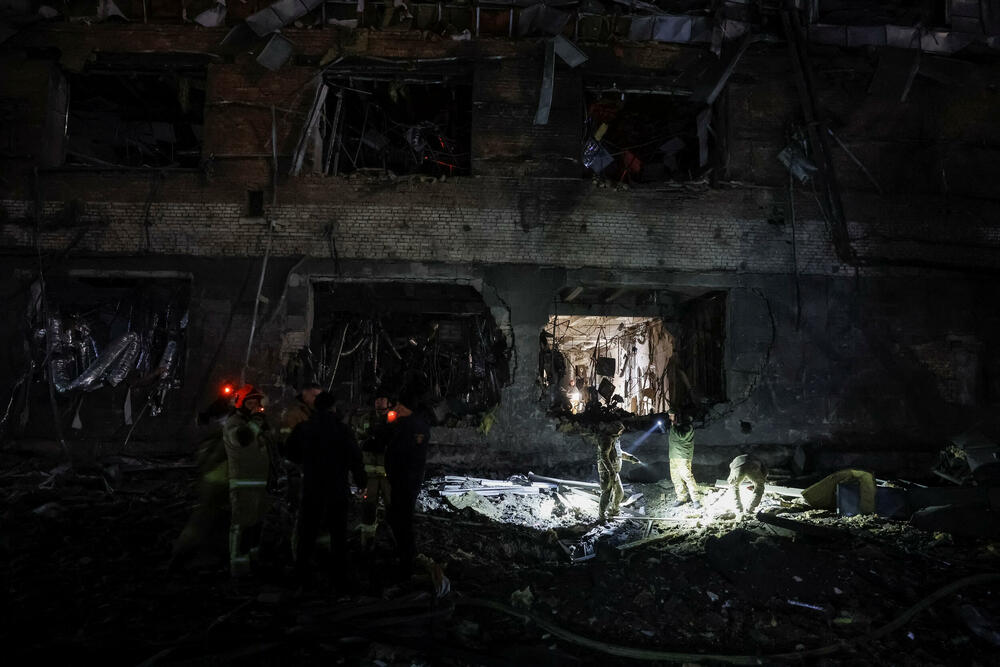 <p>Više osoba je povrijeđeno, uključujući devetogodišnju djevojčicu u okrugu Obolon, nakon što je raketa pogodila poslovnu zgradu, javila je Državna služba za hitne situacije Ukrajine</p>