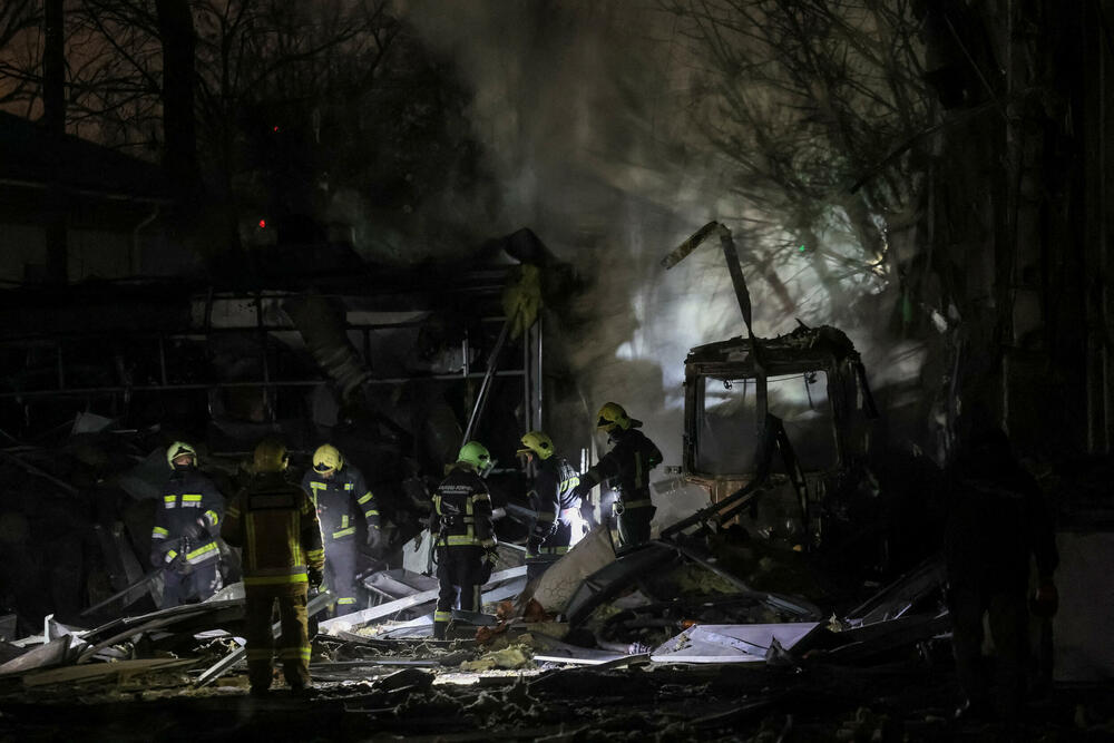 <p>Više osoba je povrijeđeno, uključujući devetogodišnju djevojčicu u okrugu Obolon, nakon što je raketa pogodila poslovnu zgradu, javila je Državna služba za hitne situacije Ukrajine</p>