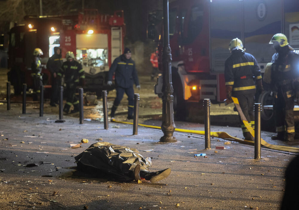 <p>Više osoba je povrijeđeno, uključujući devetogodišnju djevojčicu u okrugu Obolon, nakon što je raketa pogodila poslovnu zgradu, javila je Državna služba za hitne situacije Ukrajine</p>