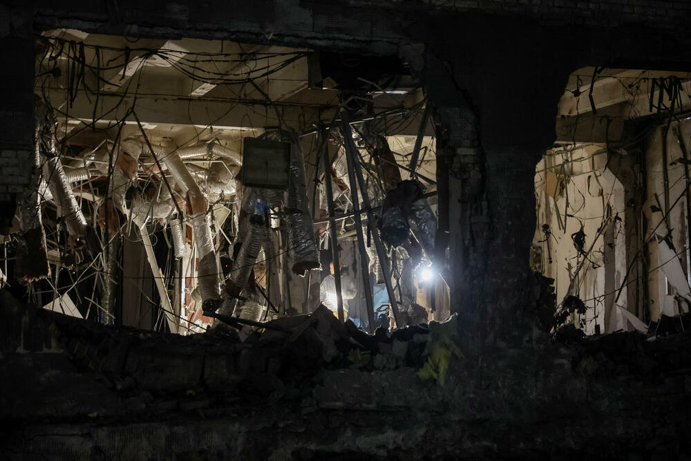 <p>Više osoba je povrijeđeno, uključujući devetogodišnju djevojčicu u okrugu Obolon, nakon što je raketa pogodila poslovnu zgradu, javila je Državna služba za hitne situacije Ukrajine</p>