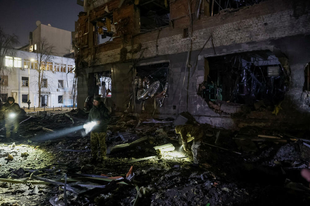 <p>Više osoba je povrijeđeno, uključujući devetogodišnju djevojčicu u okrugu Obolon, nakon što je raketa pogodila poslovnu zgradu, javila je Državna služba za hitne situacije Ukrajine</p>