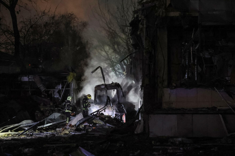 <p>Više osoba je povrijeđeno, uključujući devetogodišnju djevojčicu u okrugu Obolon, nakon što je raketa pogodila poslovnu zgradu, javila je Državna služba za hitne situacije Ukrajine</p>
