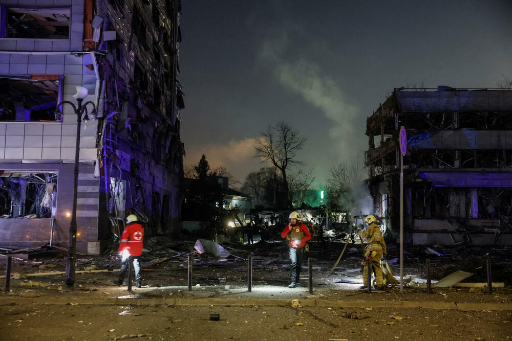 <p>Više osoba je povrijeđeno, uključujući devetogodišnju djevojčicu u okrugu Obolon, nakon što je raketa pogodila poslovnu zgradu, javila je Državna služba za hitne situacije Ukrajine</p>