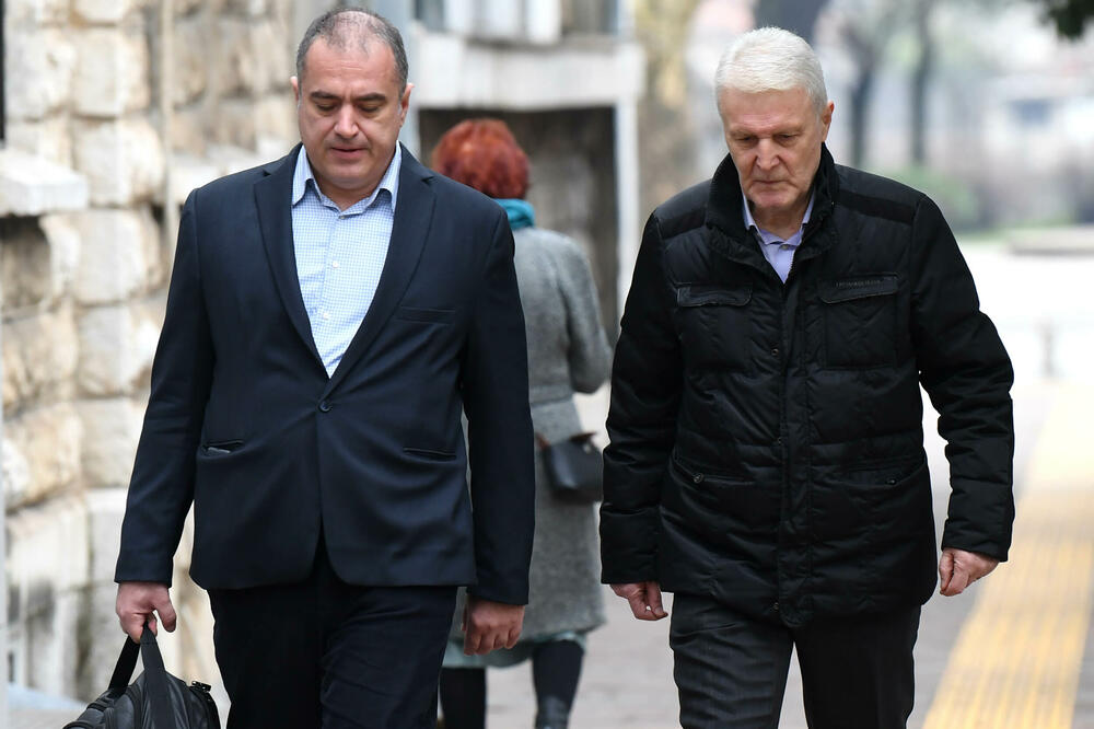 Stojanović (desno) dolazi na suđenje, Foto: Boris Pejović
