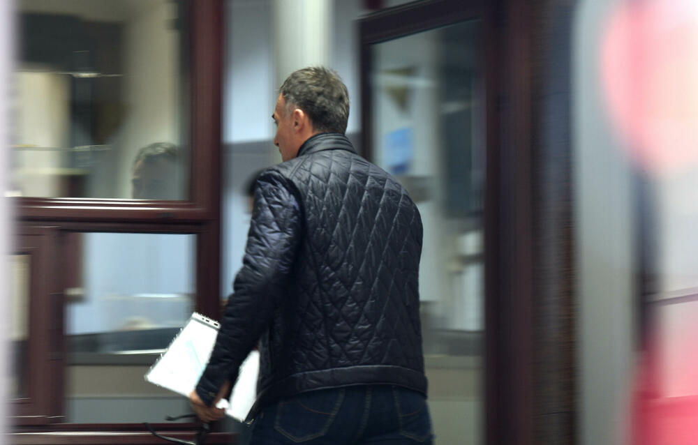 <p>Veljić je Preleviću prijetio, uoči suđenja u Višem sudu u Podgorici, nezadovoljan jer ga Prelević fotografiše</p>