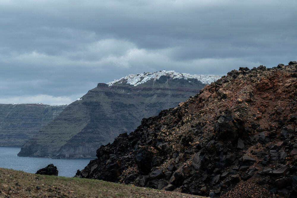 <p>Na Santoriniju je registrovano više od 15.000 zemljotresa čije je žarište nedaleko, pod morem, od kojih su najjači bili iznad manitude pet, a seizmolozi pretpostavljaju da je moguće da se odogodi ipotres magnitude šest<br /> </p>