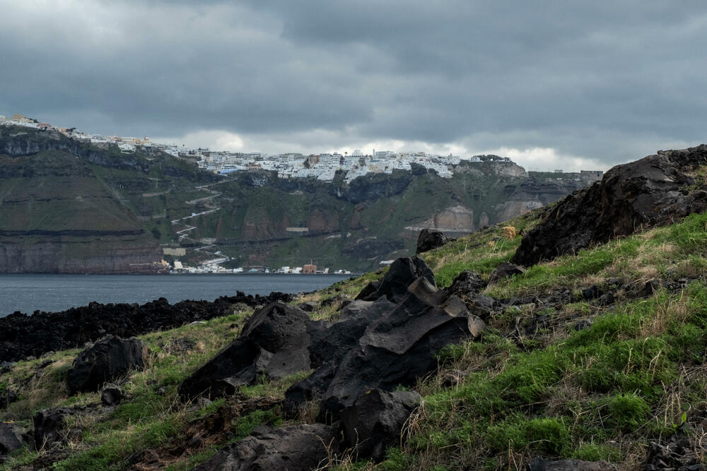 <p>Na Santoriniju je registrovano više od 15.000 zemljotresa čije je žarište nedaleko, pod morem, od kojih su najjači bili iznad manitude pet, a seizmolozi pretpostavljaju da je moguće da se odogodi ipotres magnitude šest<br /> </p>