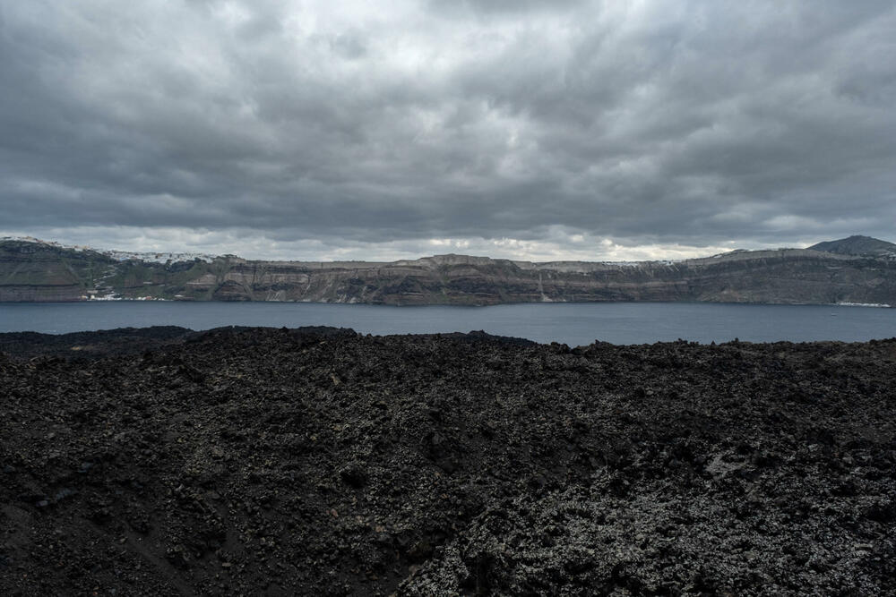 <p>Na Santoriniju je registrovano više od 15.000 zemljotresa čije je žarište nedaleko, pod morem, od kojih su najjači bili iznad manitude pet, a seizmolozi pretpostavljaju da je moguće da se odogodi ipotres magnitude šest<br /> </p>