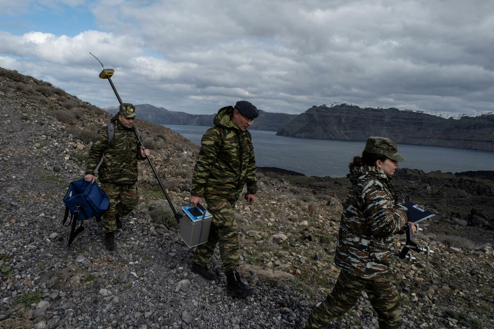 <p>Na Santoriniju je registrovano više od 15.000 zemljotresa čije je žarište nedaleko, pod morem, od kojih su najjači bili iznad manitude pet, a seizmolozi pretpostavljaju da je moguće da se odogodi ipotres magnitude šest<br /> </p>