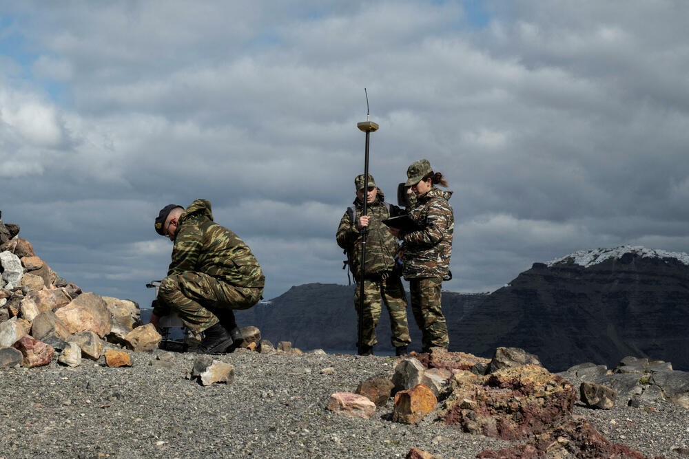 <p>Na Santoriniju je registrovano više od 15.000 zemljotresa čije je žarište nedaleko, pod morem, od kojih su najjači bili iznad manitude pet, a seizmolozi pretpostavljaju da je moguće da se odogodi ipotres magnitude šest<br /> </p>