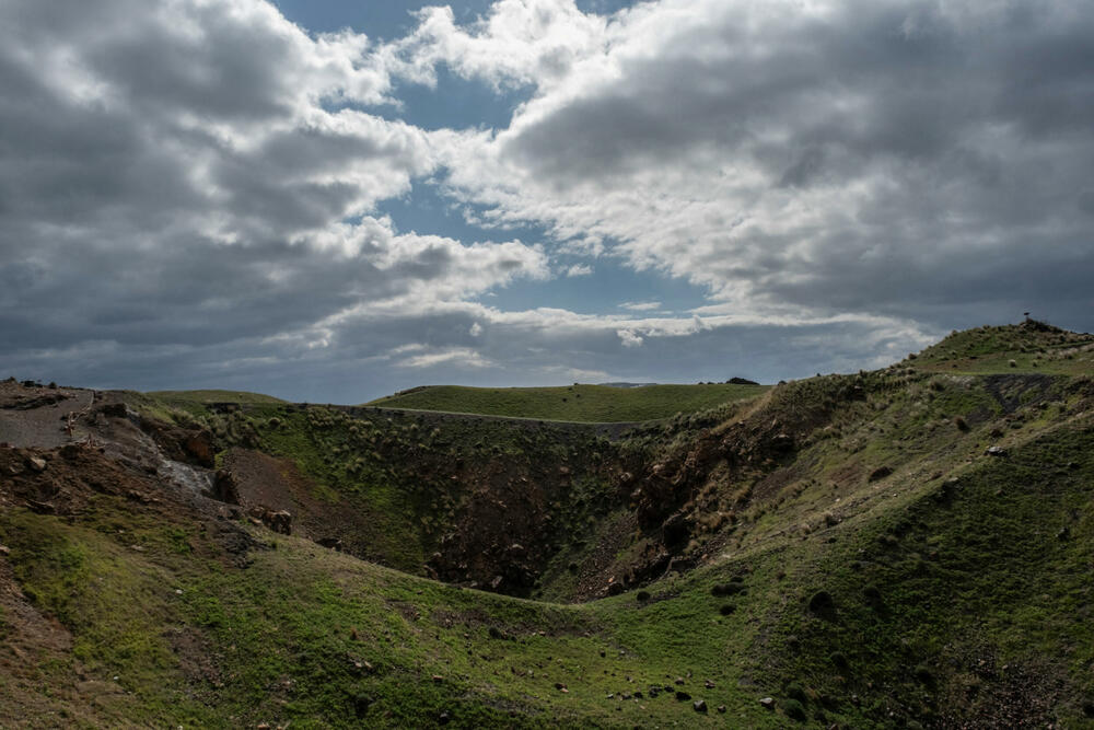 <p>Na Santoriniju je registrovano više od 15.000 zemljotresa čije je žarište nedaleko, pod morem, od kojih su najjači bili iznad manitude pet, a seizmolozi pretpostavljaju da je moguće da se odogodi ipotres magnitude šest<br /> </p>
