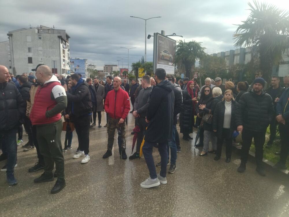 <p>"Ovo je protest koji naša zajednica mora da uputi protiv odluka koje nijesu u našem interesu i koje će doprinijeti da naša ekonomija, naša privreda bude ugrožena u narednom periodu", rekao je predsjednik Opštine Genci Nimanbegu</p>