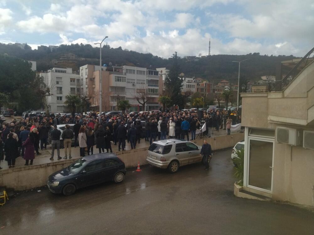 <p>"Ovo je protest koji naša zajednica mora da uputi protiv odluka koje nijesu u našem interesu i koje će doprinijeti da naša ekonomija, naša privreda bude ugrožena u narednom periodu", rekao je predsjednik Opštine Genci Nimanbegu</p>